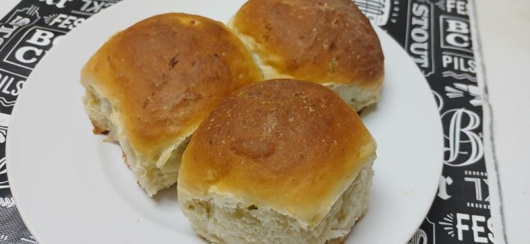 Leia mais sobre o artigo Já pensou em usar abobrinha para fazer pão? Venha conferir essa receita! 🍞💚
