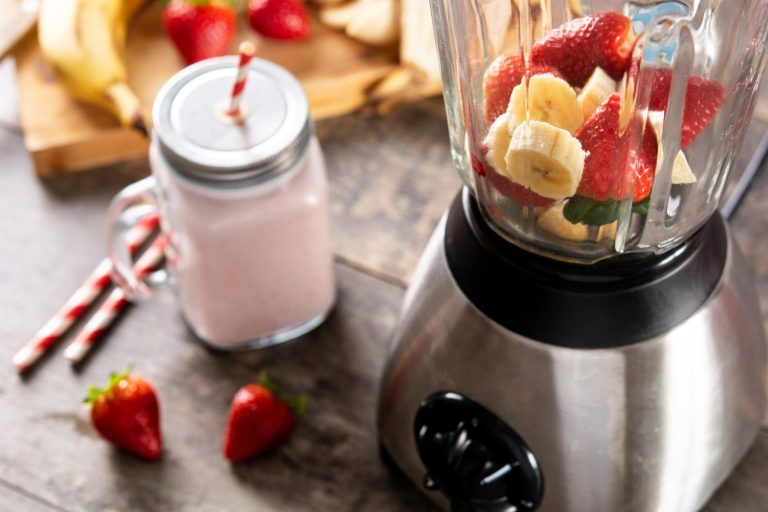 designed by freepik - https://www.freepik.com/free-photo/preparing-strawberry-banana-smoothie-mixer-wooden-table_24457216.htm#fromView=search&page=2&position=3&uuid=76b139ee-040a-4d0b-a764-d24459e03cba&new_detail=true&query=liquidificador